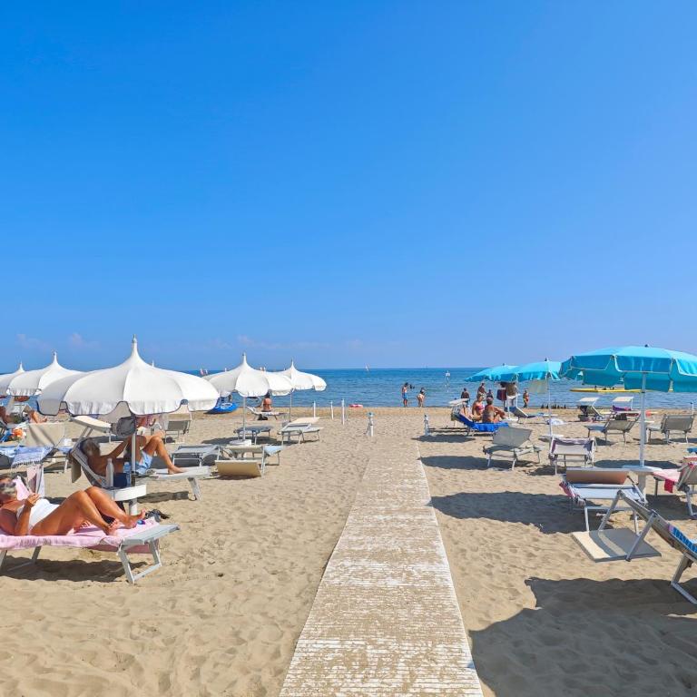 Two-room apartment 150 meters from the sea with umbrella and sunbeds! - One-Bedroom Apartment - 16