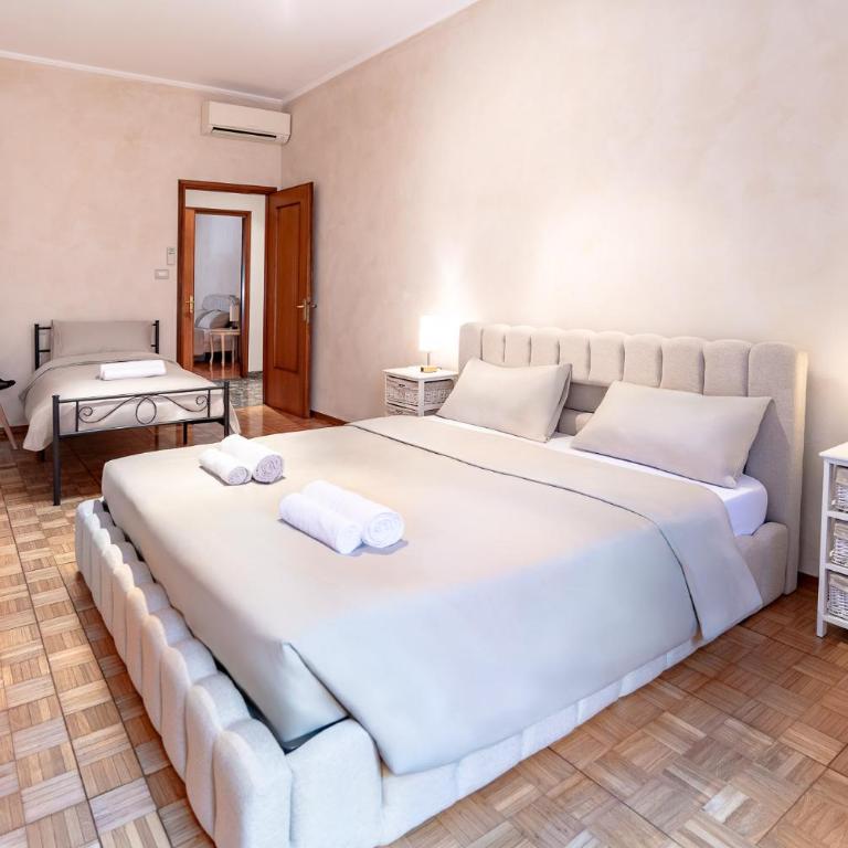 100m to Arena 3BR Luxury Stay Verona - Three-Bedroom Apartment - 24