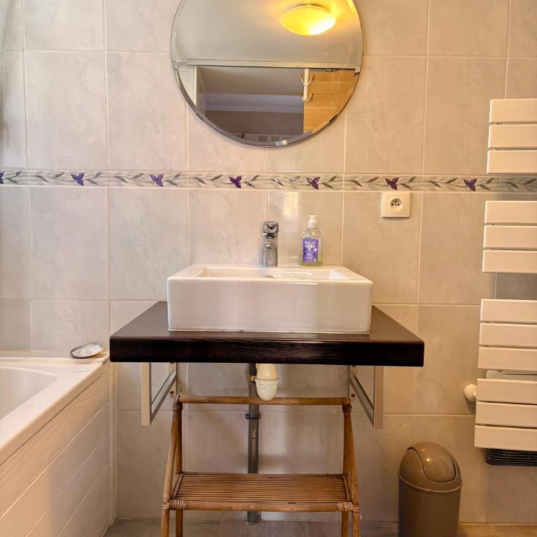 Chambre privée en Villa avec piscine et salle de bain attenante - Chambre Double avec Salle de Bains Privative - 9