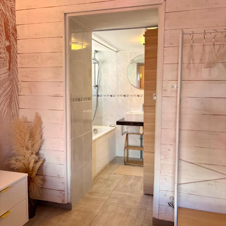 Chambre privée en Villa avec piscine et salle de bain attenante - Chambre Double avec Salle de Bains Privative - 8