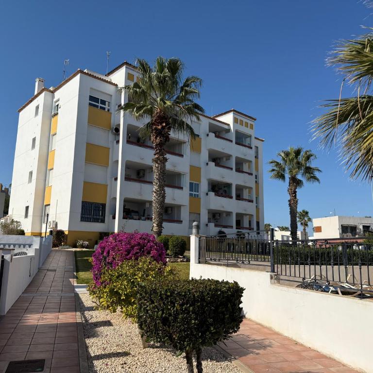 Costa Blanca Beach Apartment with Sunny Balcony & Pool - Apartamento de 2 dormitorios - 4