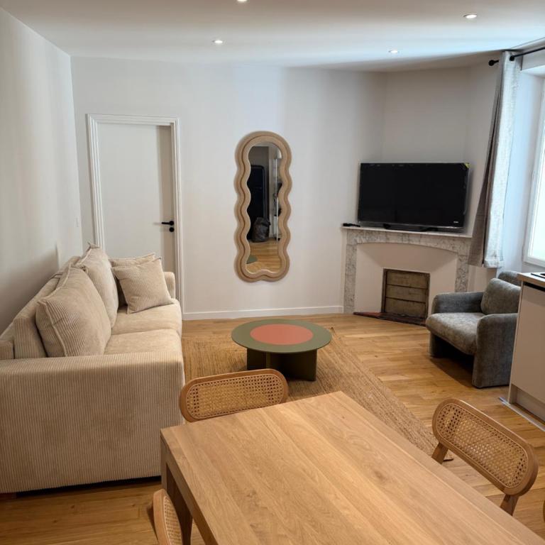 #102 Heart of Vieil Antibes - Place Nationale-High-End Newly Renovated & Furnished Appartment - Appartement 2 Chambres - 7