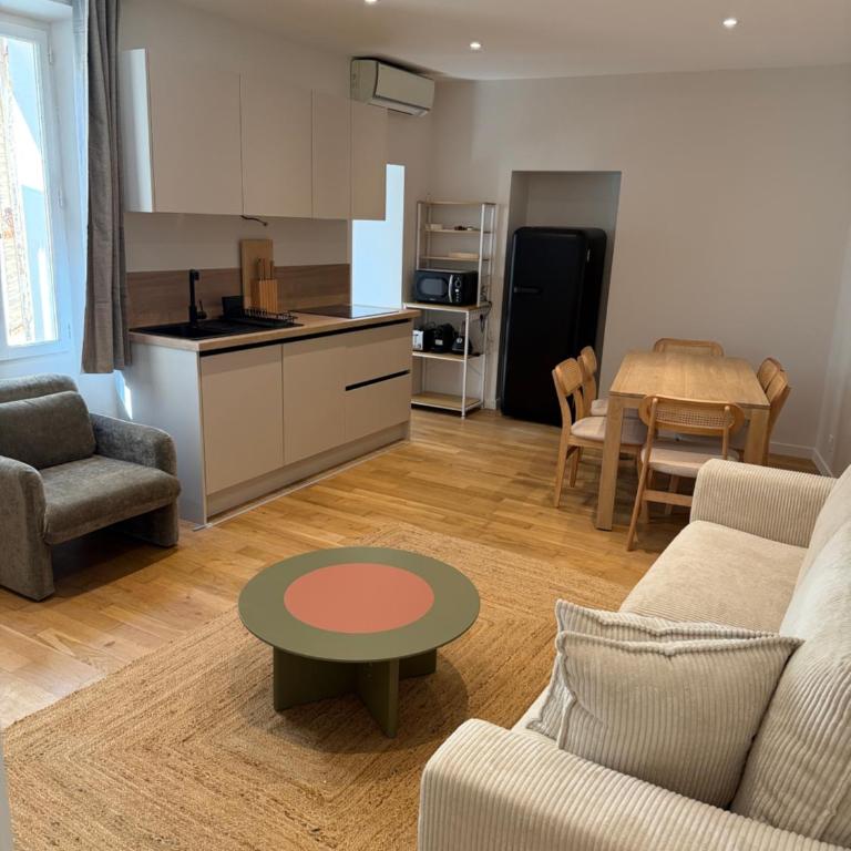 #102 Heart of Vieil Antibes - Place Nationale-High-End Newly Renovated & Furnished Appartment - Appartement 2 Chambres - 13