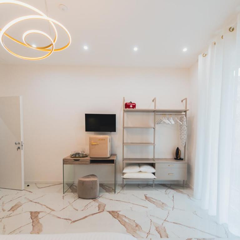 Modern Rooms - Camera King - 14