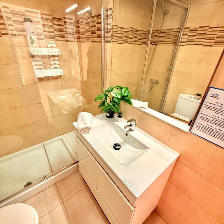 Benalbeach Apartment with Sea & Garden View - One-Bedroom Apartment - 17