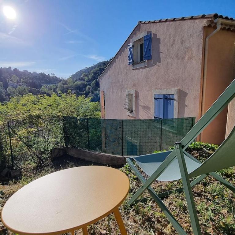 Proche Nice 3 pièces de charme Aspremont village - Appartement 2 Chambres - 32