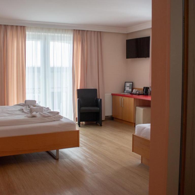 Hotel Auwirt Zentrum - Familienzimmer mit Balkon - 8