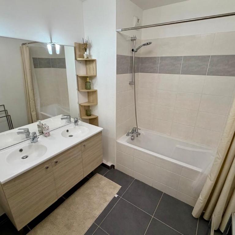 T4 moderne 7 pers avec terrasse & parking Plage à 10 min à pieds - Appartement 3 Chambres - 15