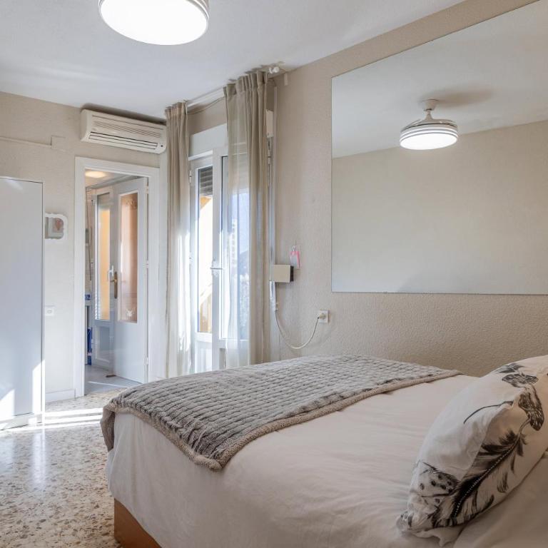Cozy Retreat with Patio Steps from Alcázar - Apartamento - 13