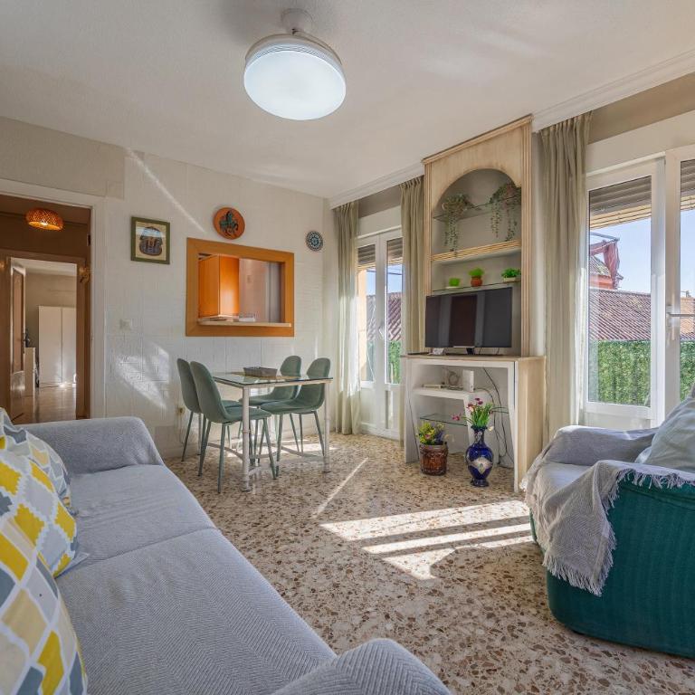 Cozy Retreat with Patio Steps from Alcázar - Apartamento - 10