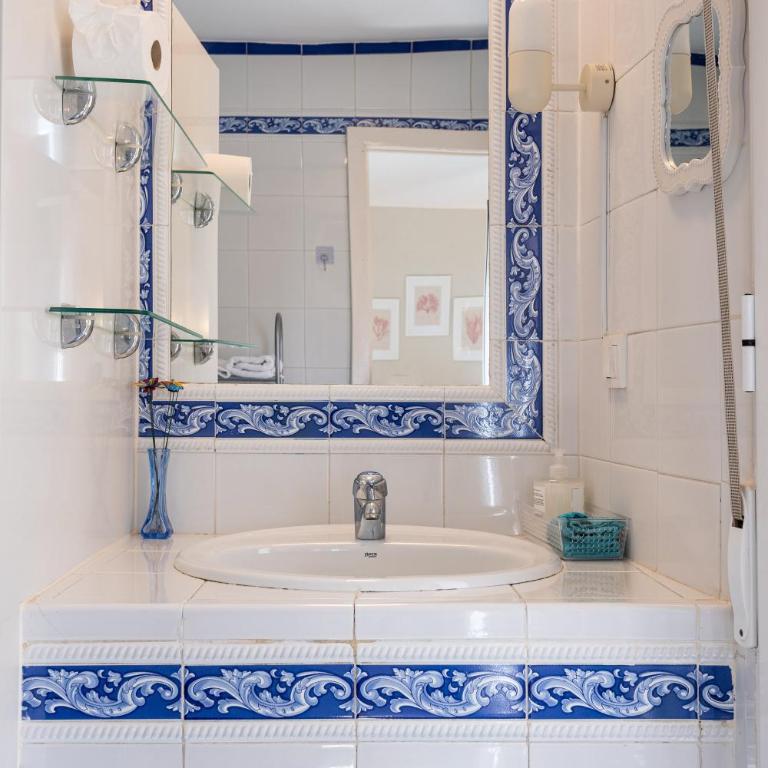 Cozy Retreat with Patio Steps from Alcázar - Apartamento - 4