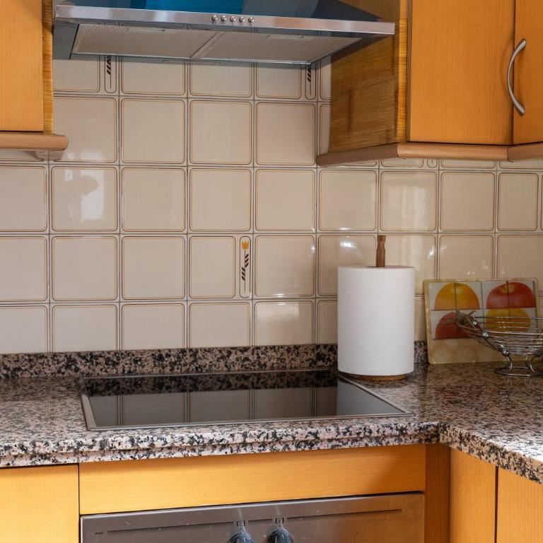 Cozy Retreat with Patio Steps from Alcázar - Apartamento - 17