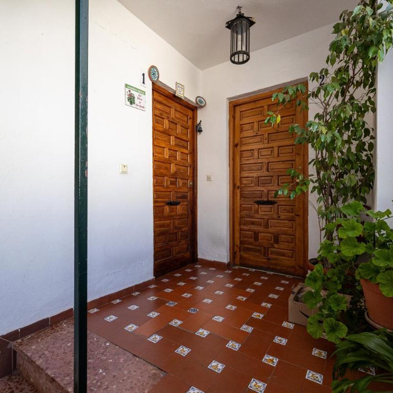 Cozy Retreat with Patio Steps from Alcázar - Apartamento - 23