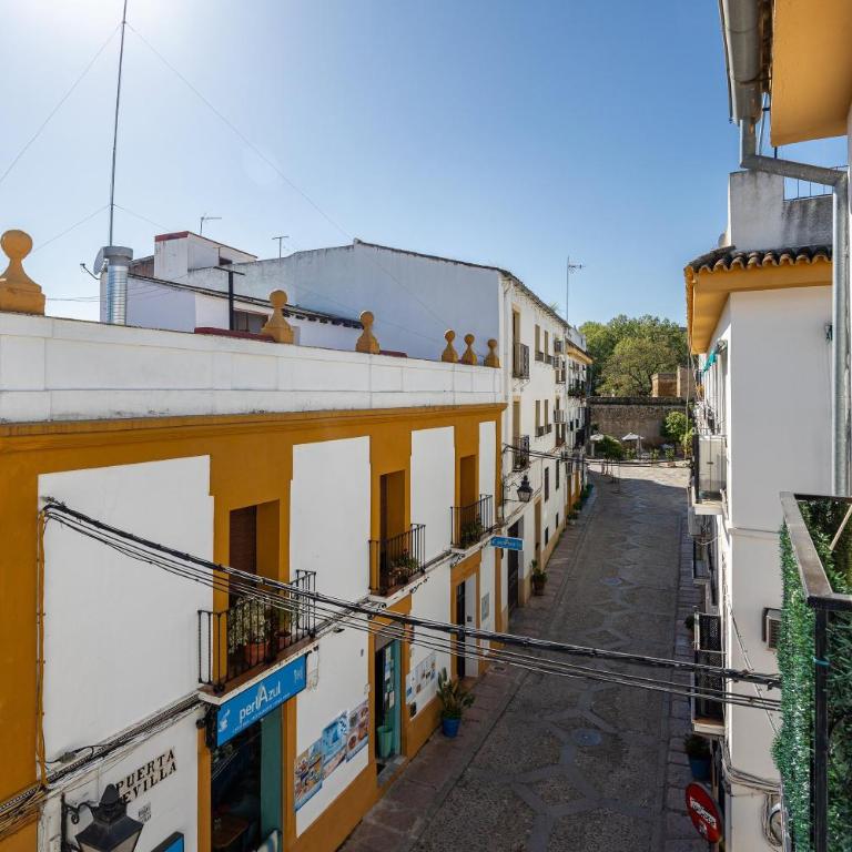Cozy Retreat with Patio Steps from Alcázar - Apartamento - 25