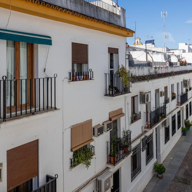 Cozy Retreat with Patio Steps from Alcázar - Apartamento - 24
