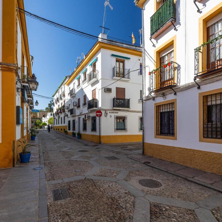 Cozy Retreat with Patio Steps from Alcázar - Apartamento - 7