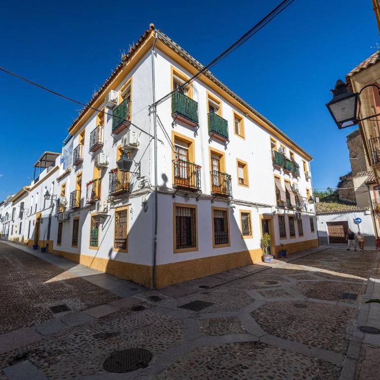 Cozy Retreat with Patio Steps from Alcázar - Apartamento - 28