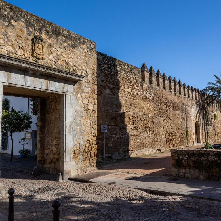 Cozy Retreat with Patio Steps from Alcázar - Apartamento - 32