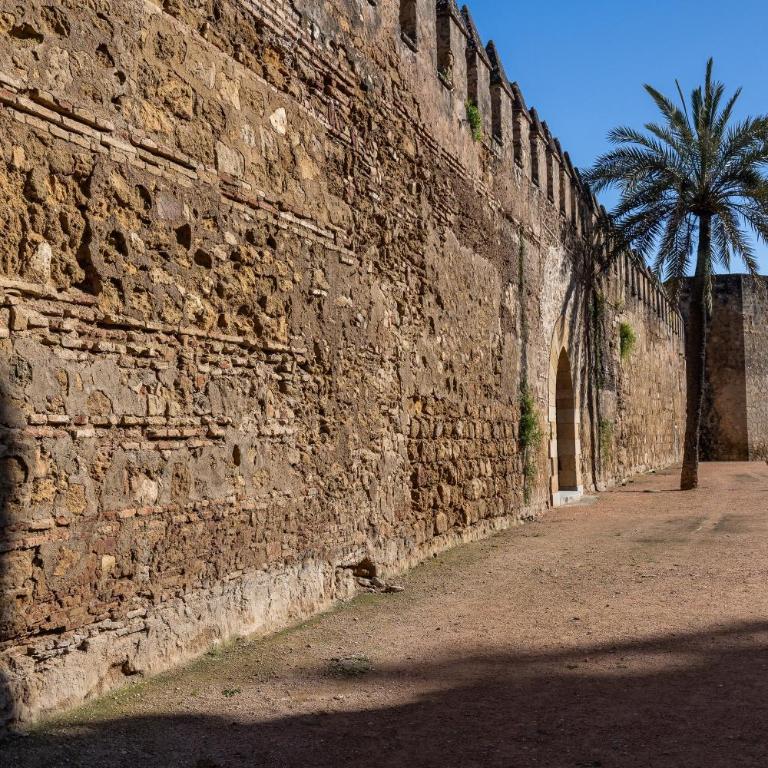 Cozy Retreat with Patio Steps from Alcázar - Apartamento - 35