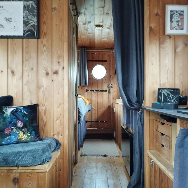 Les Toues Angevines - Cabine Familiale dans un Bateau - 1