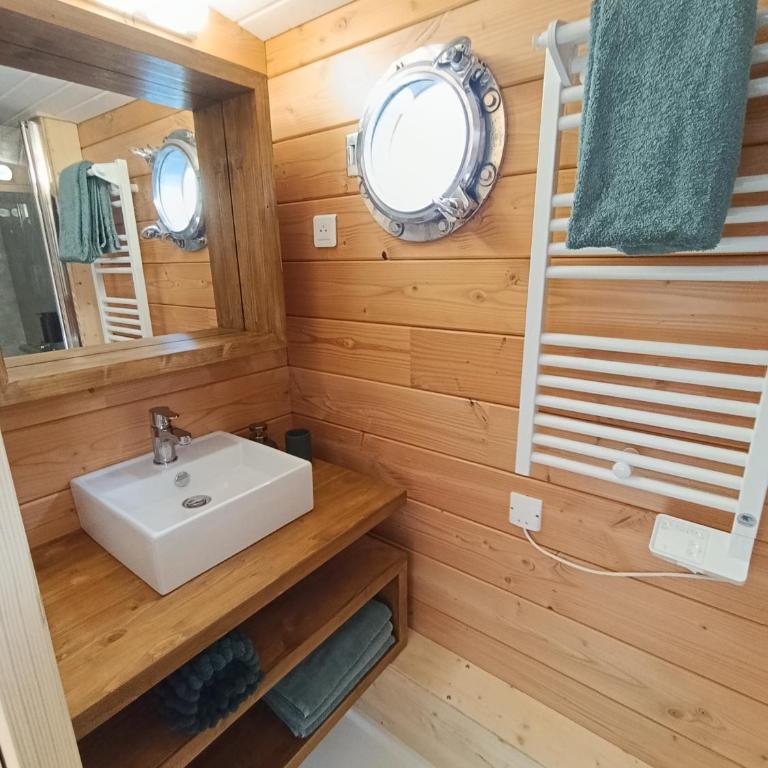 Les Toues Angevines - Cabine Familiale dans un Bateau - 9