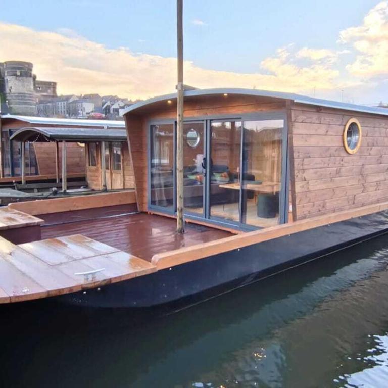 Les Toues Angevines - Cabine Familiale dans un Bateau - 8