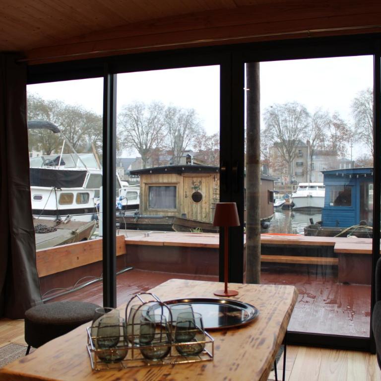 Les Toues Angevines - Cabine Familiale dans un Bateau - 9
