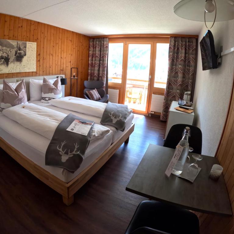 Hotel Cabana - Superior Doppelzimmer mit Blick auf den Eiger und Balkon - 7