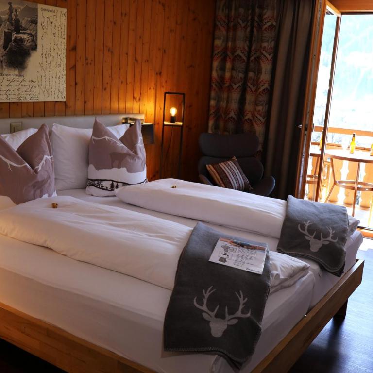 Hotel Cabana - Superior Doppelzimmer mit Blick auf den Eiger und Balkon - 4
