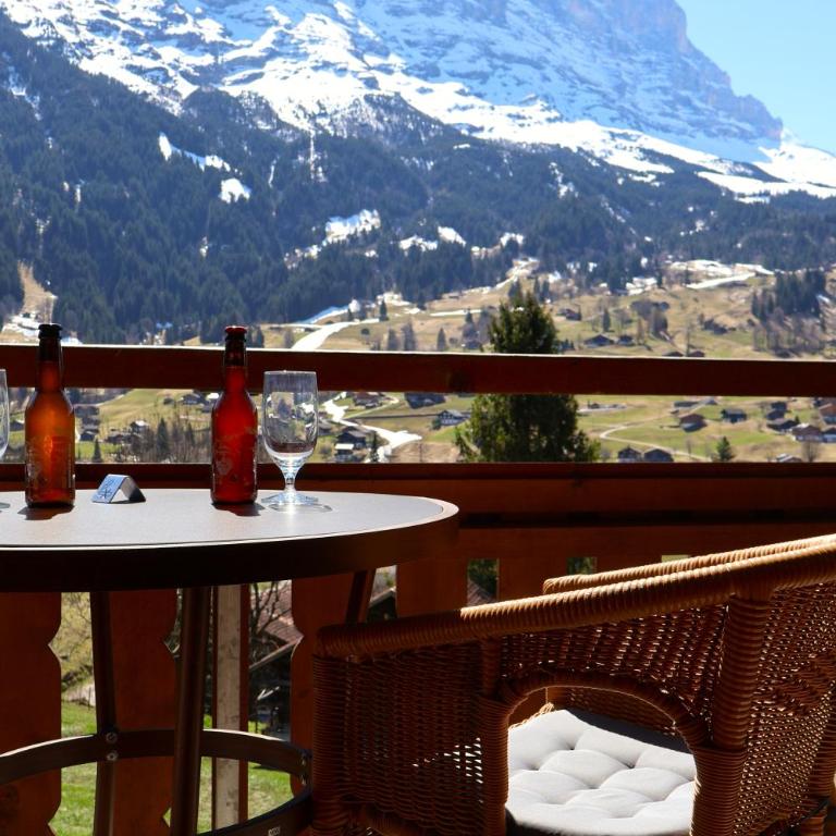 Hotel Cabana - Superior Doppelzimmer mit Blick auf den Eiger und Balkon - 3