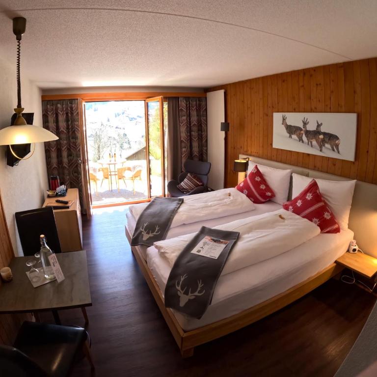 Hotel Cabana - Superior Doppelzimmer Enzian mit Blick auf den Eiger und Zugang zum Garten - 9