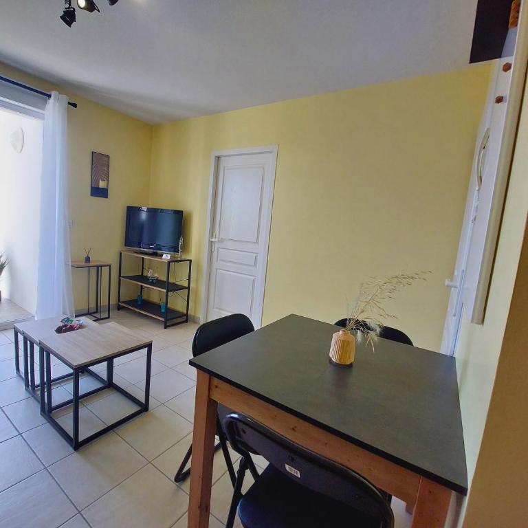 Balcon ensoleillé - Parking privé - Proche plage - Appartement 1 Chambre - 12