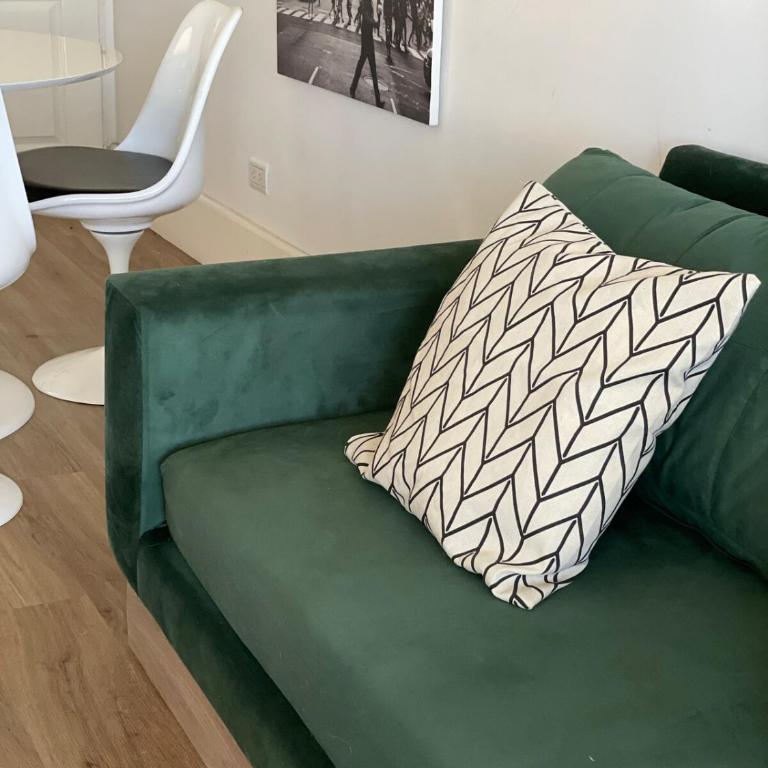 Dpto en Neuquén amueblado 2 ambientes, muy luminoso en zona céntrica - Apartamento de 1 dormitorio - 25