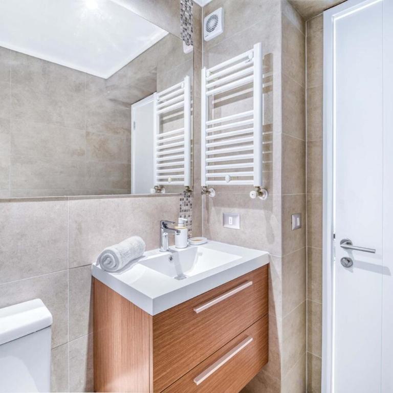 Coastal Vibe 2D Parking, Views and Desk - Two-Bedroom Apartment - 5