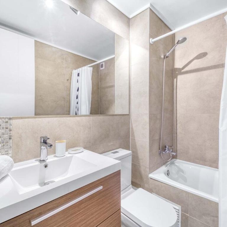 Coastal Vibe 2D Parking, Views and Desk - Two-Bedroom Apartment - 11