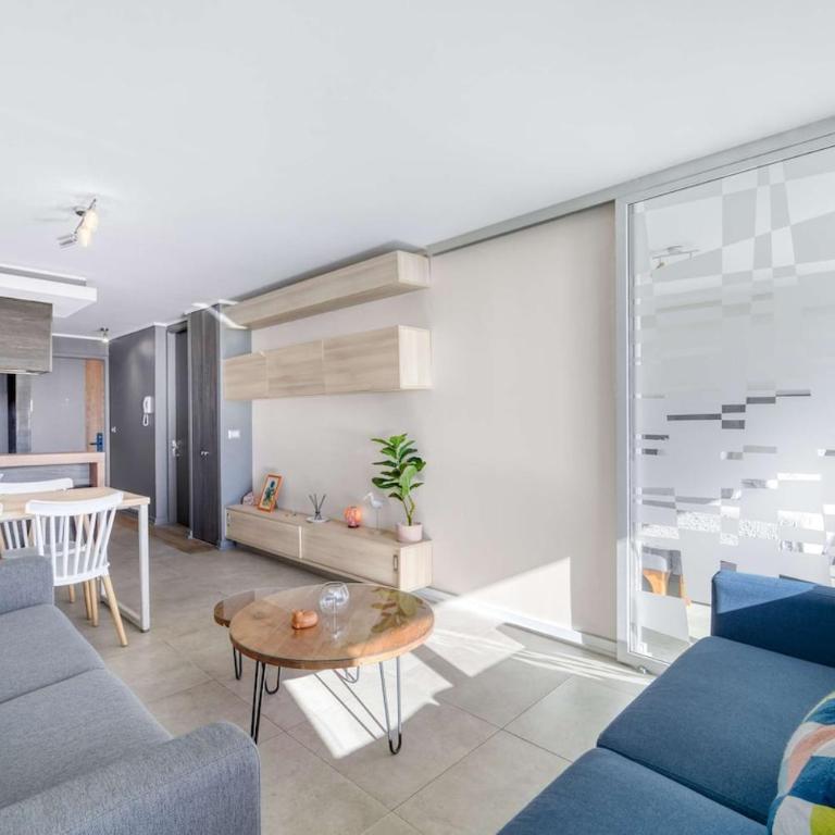 Coastal Vibe 2D Parking, Views and Desk - Two-Bedroom Apartment - 16