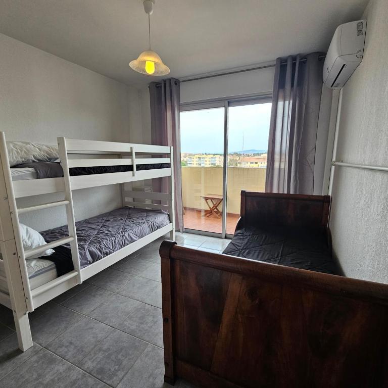 Fréjus, 10min à pieds des plages, appartement T3, 5 pers, entièrement climatisé avec parking privé - Two-Bedroom Apartment with Balcony - 2