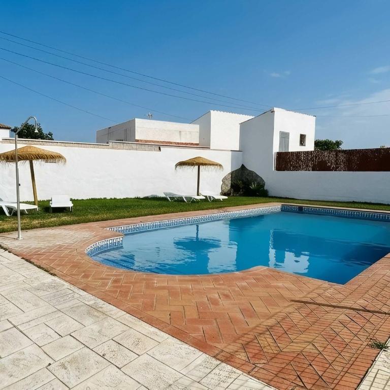 Chalet con piscina privada no permitimos grupos de jovenes - Casa - 5