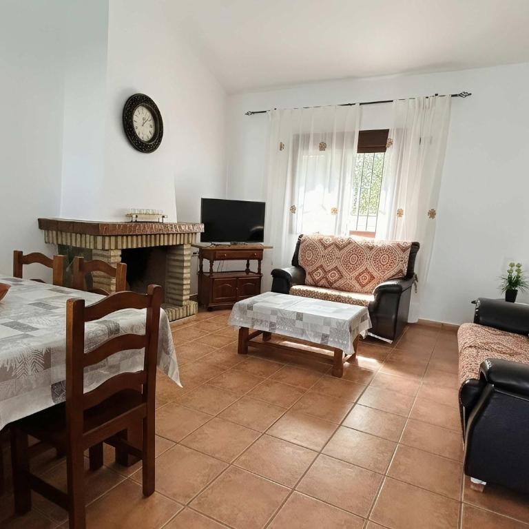Chalet con piscina privada no permitimos grupos de jovenes - Casa - 12