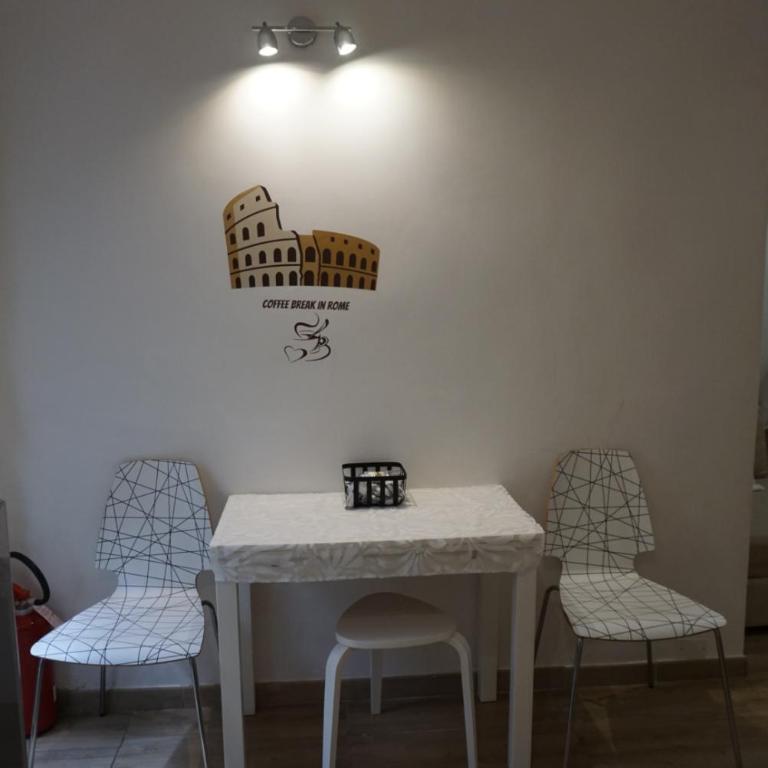 A bridge to the Coliseum - One-Bedroom Apartment with Terrace - 30