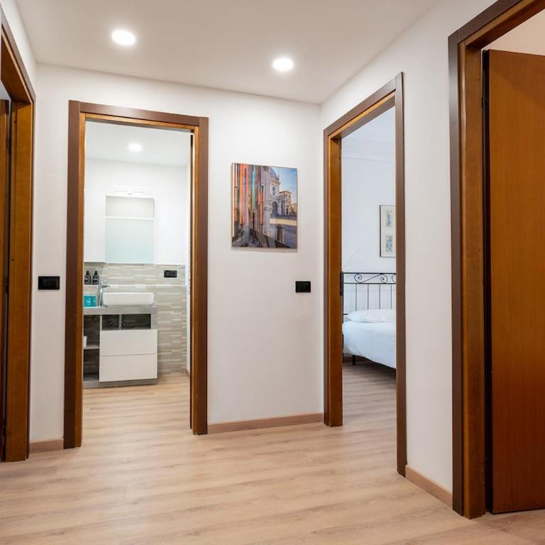 2 min Metro - Sleeps 7 - 2 BR - 2 baths - Appartamento con 2 Camere da Letto - 5