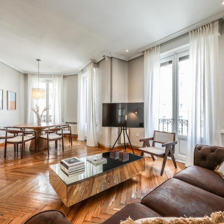 AmazINN Boutique Madrid Canalejas - Two-Bedroom Apartment with Balcony - 2
