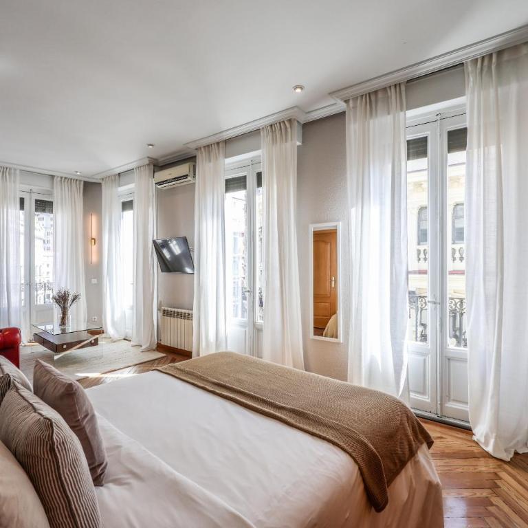 AmazINN Boutique Madrid Canalejas - Two-Bedroom Apartment with Balcony - 9