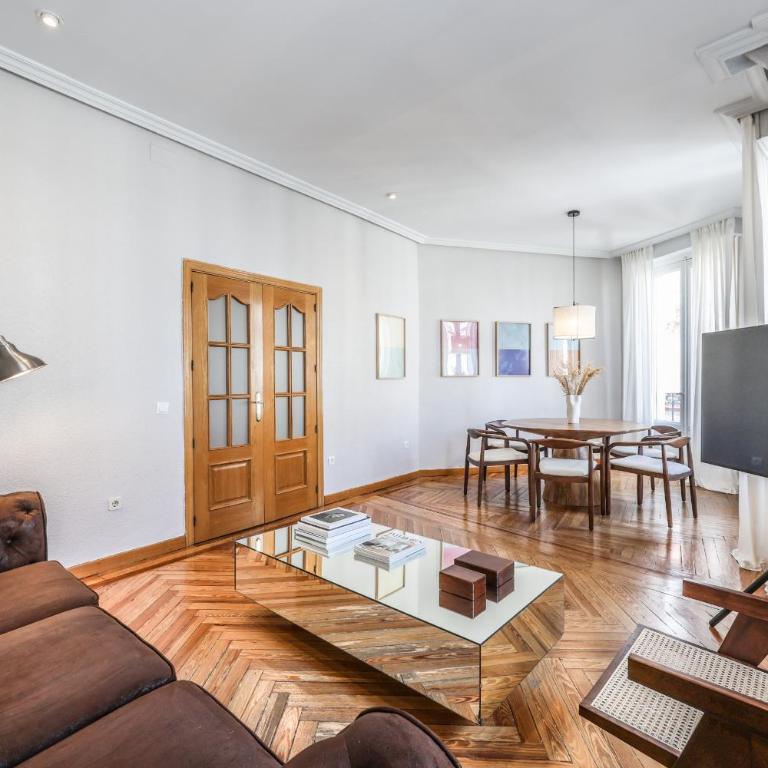AmazINN Boutique Madrid Canalejas - Two-Bedroom Apartment with Balcony - 29