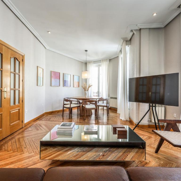 AmazINN Boutique Madrid Canalejas - Two-Bedroom Apartment with Balcony - 32