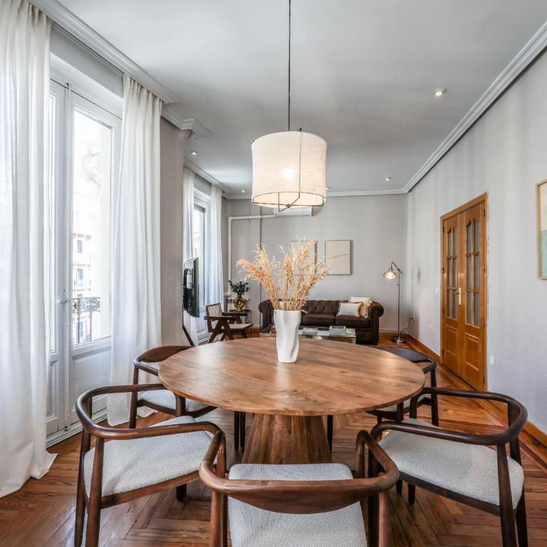 AmazINN Boutique Madrid Canalejas - Two-Bedroom Apartment with Balcony - 35