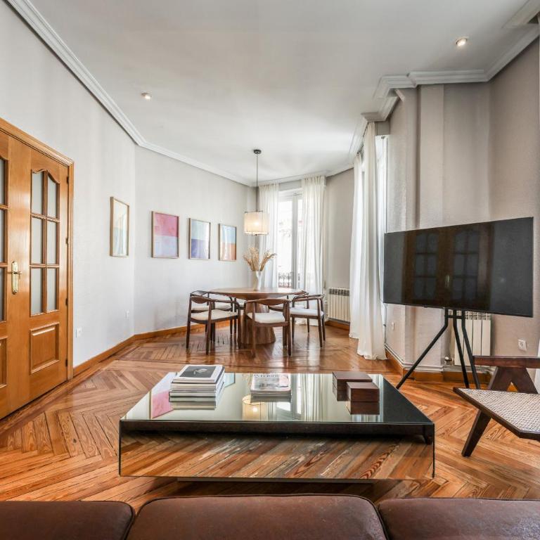 AmazINN Boutique Madrid Canalejas - Two-Bedroom Apartment with Balcony - 36