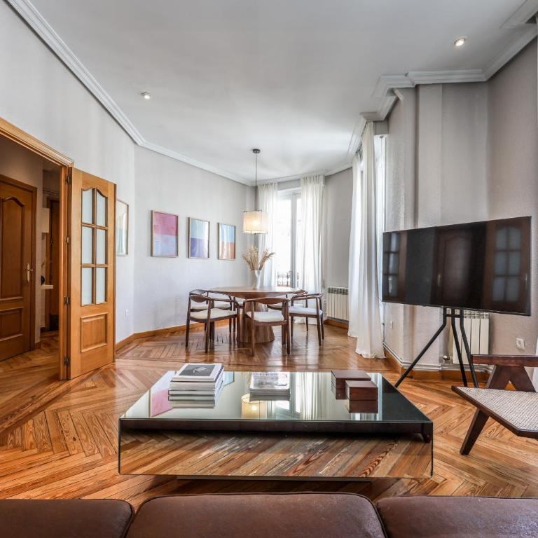 AmazINN Boutique Madrid Canalejas - Two-Bedroom Apartment with Balcony - 37