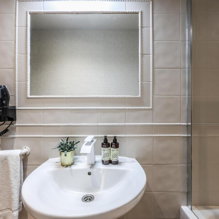 AmazINN Boutique Madrid Canalejas - Two-Bedroom Apartment with Balcony - 40
