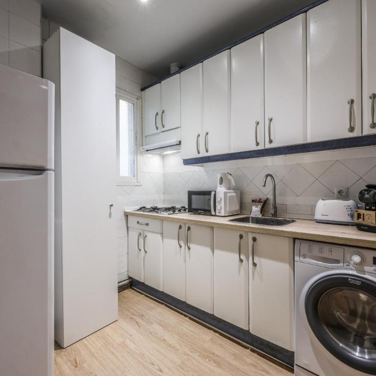 AmazINN Boutique Madrid Canalejas - Two-Bedroom Apartment with Balcony - 44